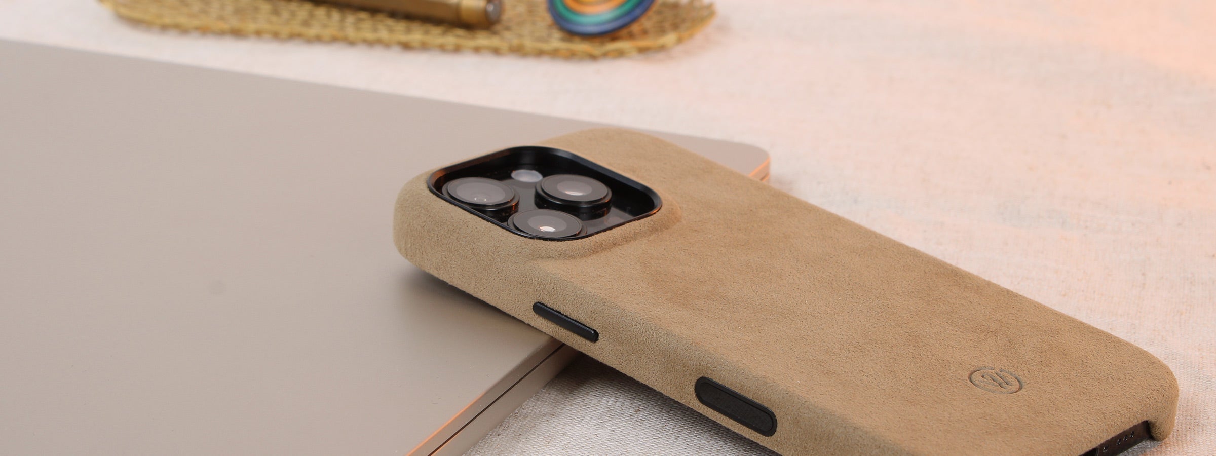 iPhone 17 Hüllen aus Vachetta Leder & feinstem Alcantara