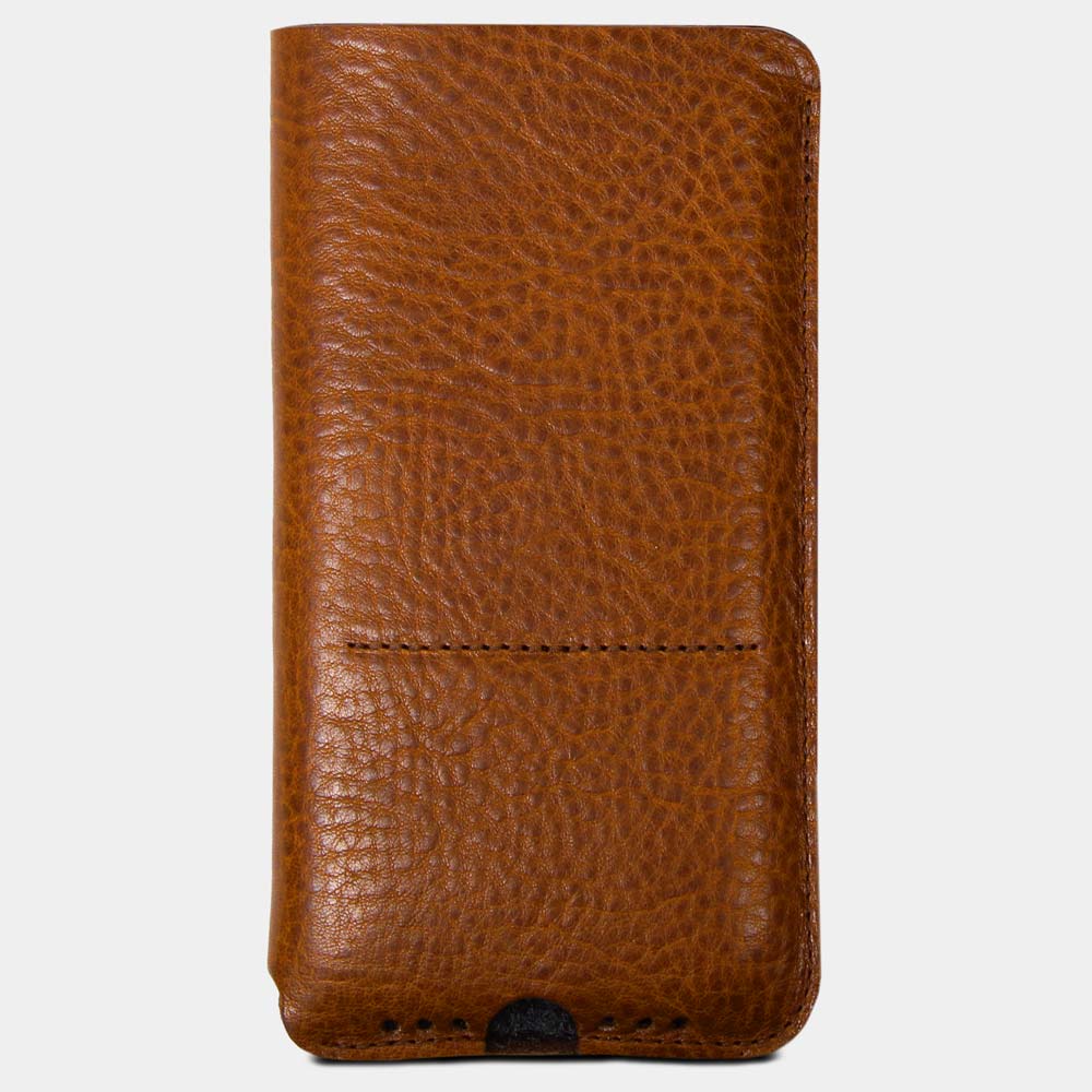 iPhone 16 Pro Lederhülle in Cognac mit Kartenfach und Ladeaussparung – edle Hülle aus hochwertigem Leder für optimalen Schutz und stilvolles Design.