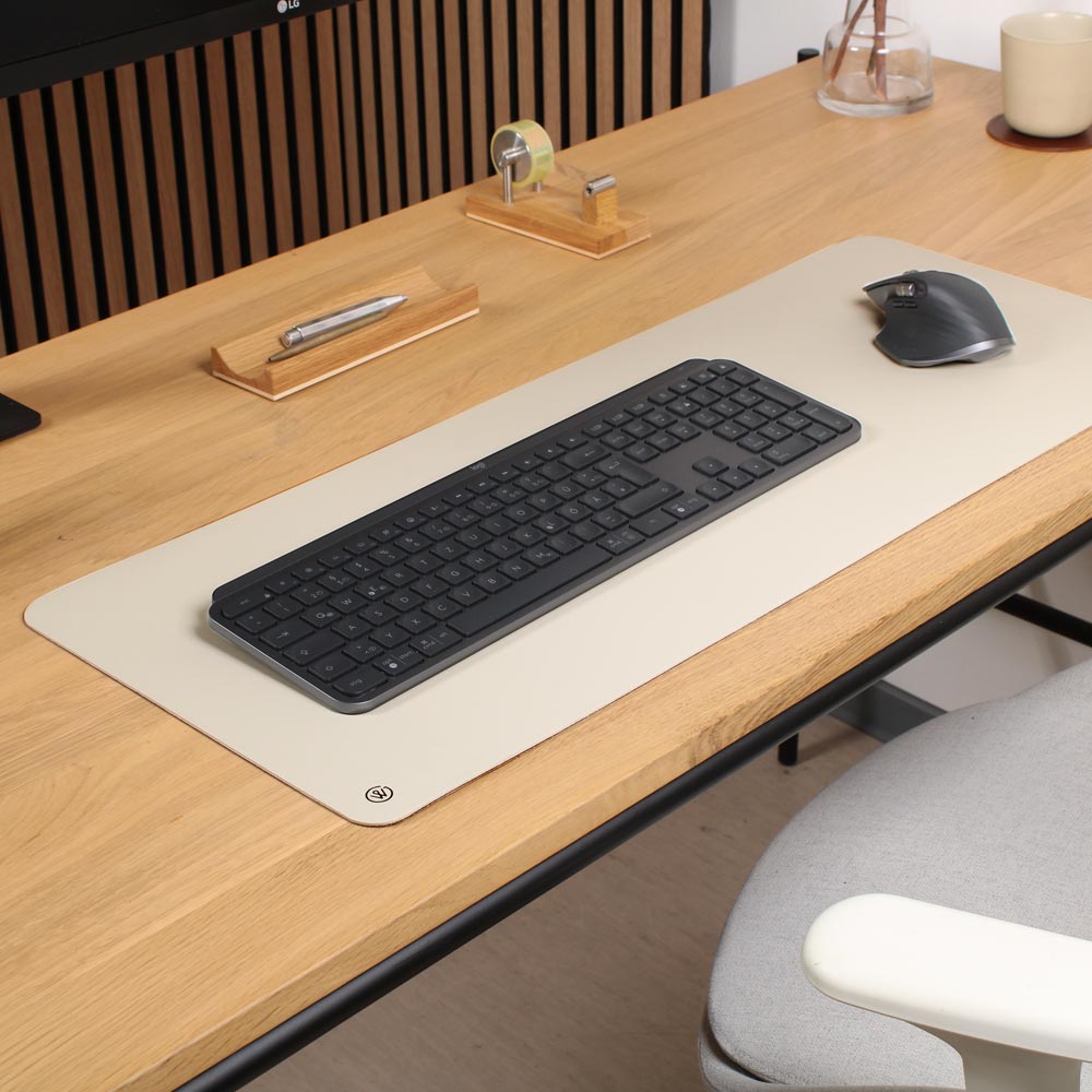 Auf einem Schreibtisch liegt eine weiße Schreibunterlage aus Linoelum in weiß