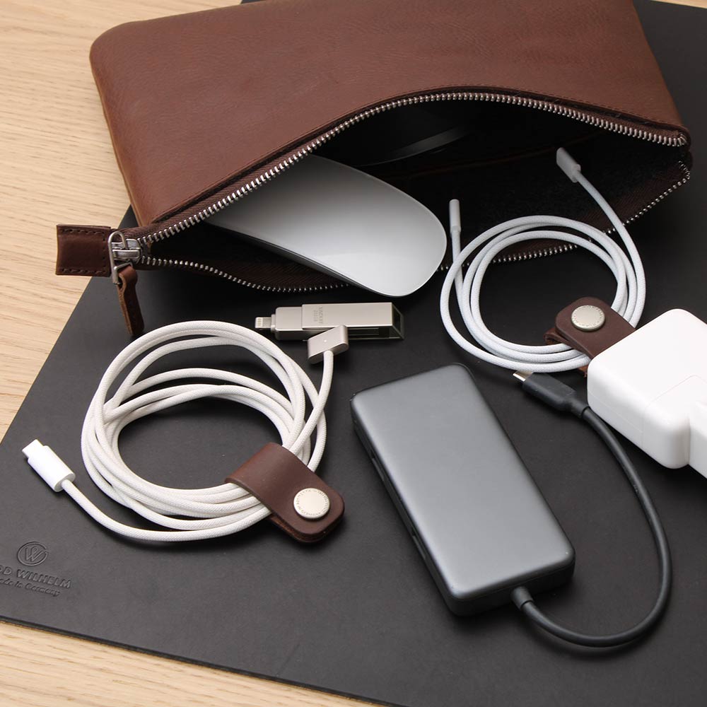 Kabeltasche FRANZ von GOOD WILHELM in Chocolate-Braun mit gezeigtem Inhalt