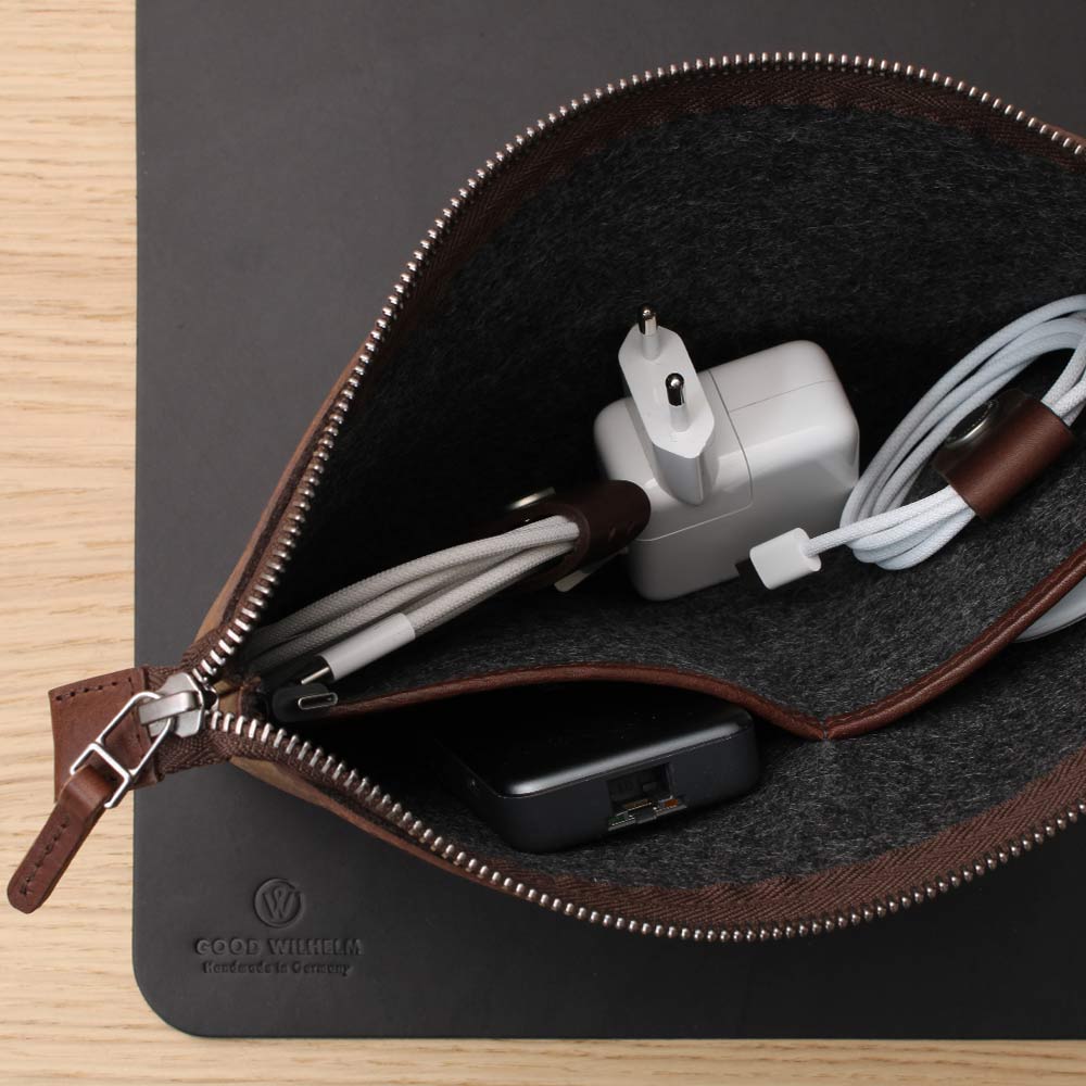 GOOD WILHELM Kabeltasche FRANZ in Chocolate – Ansicht von oben in die offene Tasche