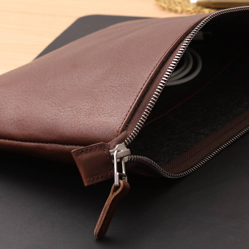 Close-up des Reißverschlusses der Kabeltasche FRANZ von GOOD WILHELM in Chocolate-Braun