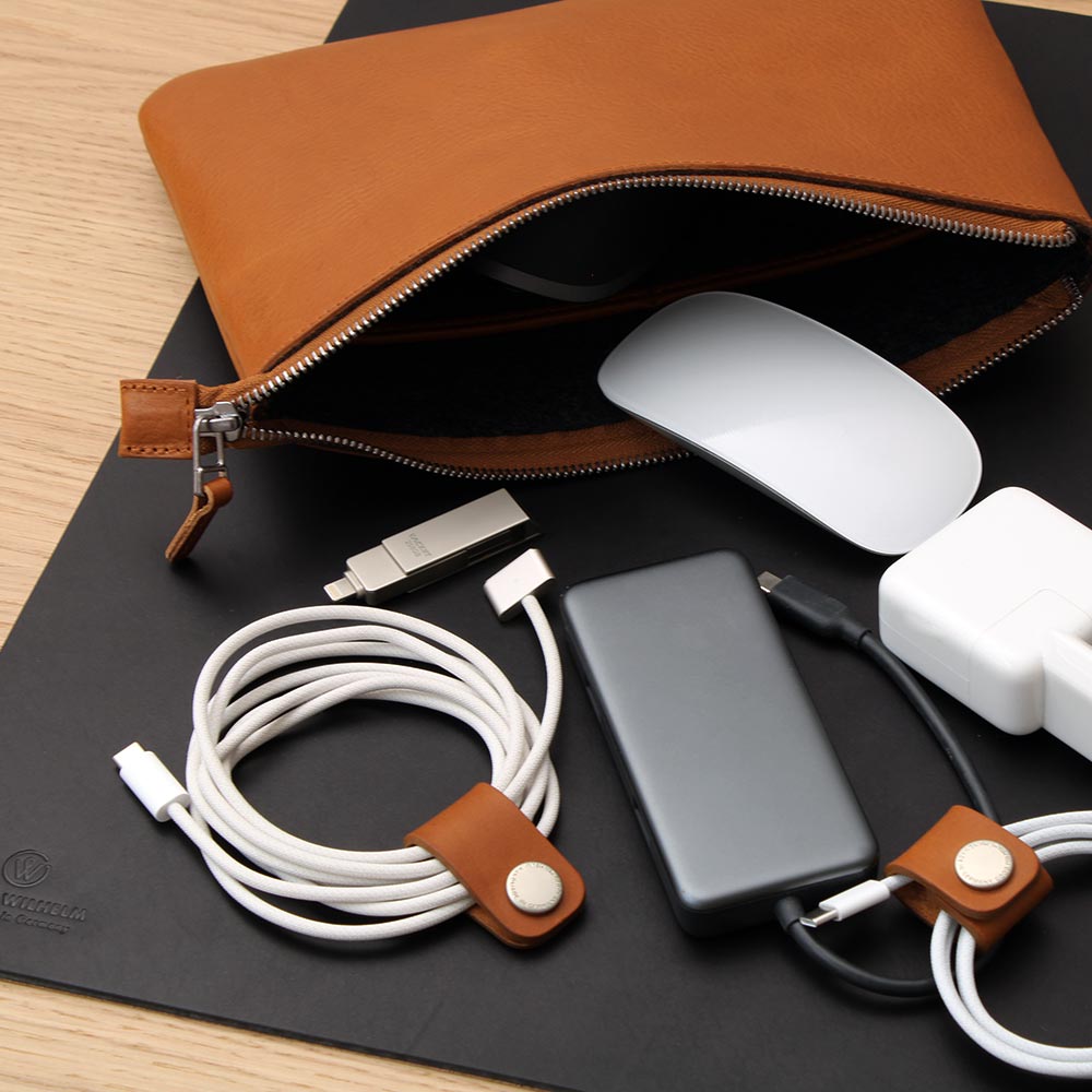 GOOD WILHELM Kabeltasche FRANZ in Cognac – mit ausgeschüttetem Inhalt, ideal für Kabel & Zubehör