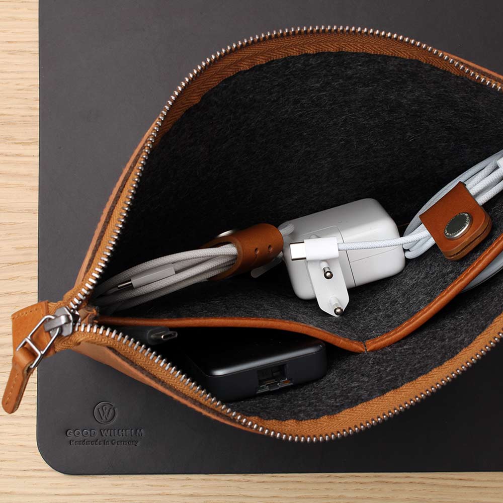 Geöffnete Kabeltasche FRANZ von GOOD WILHELM in Cognac – Draufsicht auf Innenfächer und Struktur