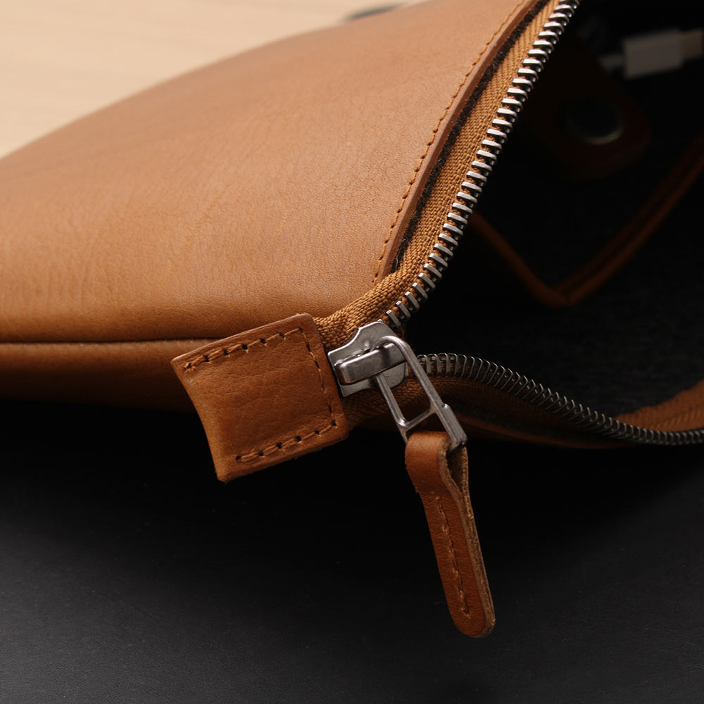 Detailaufnahme: Hochwertiger Reißverschluss der GOOD WILHELM Kabeltasche FRANZ in Cognac