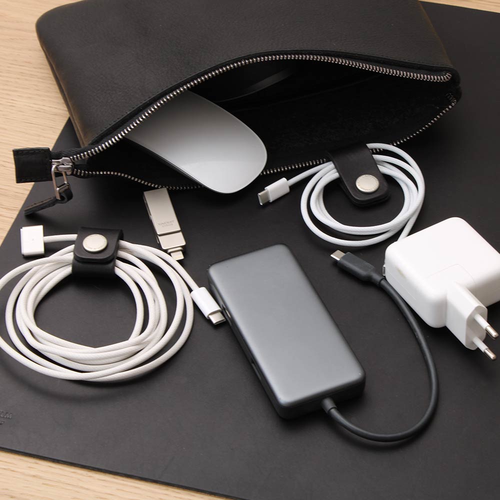 Kabeltasche FRANZ in Schwarz von GOOD WILHELM – Inhalt ausgeschüttet für bessere Vorstellung