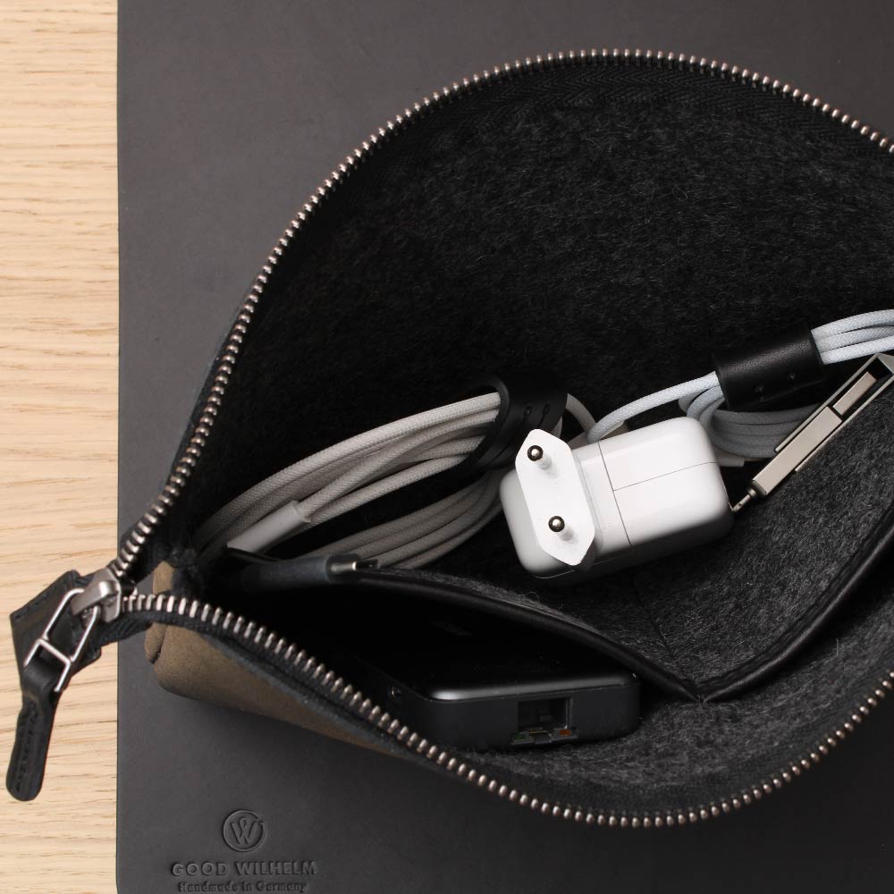 Kabeltasche FRANZ von GOOD WILHELM in Schwarz – Innenleben mit Fächern sichtbar