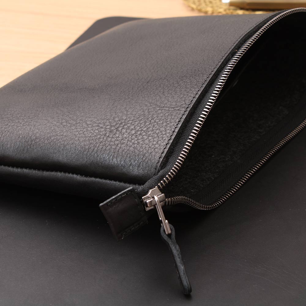 Detail: Metallreißverschluss der Kabeltasche FRANZ in Schwarz von GOOD WILHELM – hochwertig verarbeitet