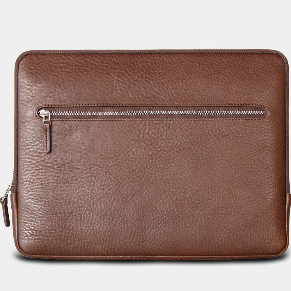Freisteller und Vorderansicht einer Macbook Pro Leder Hülle von Good Wilhelm in Chocolate Braun