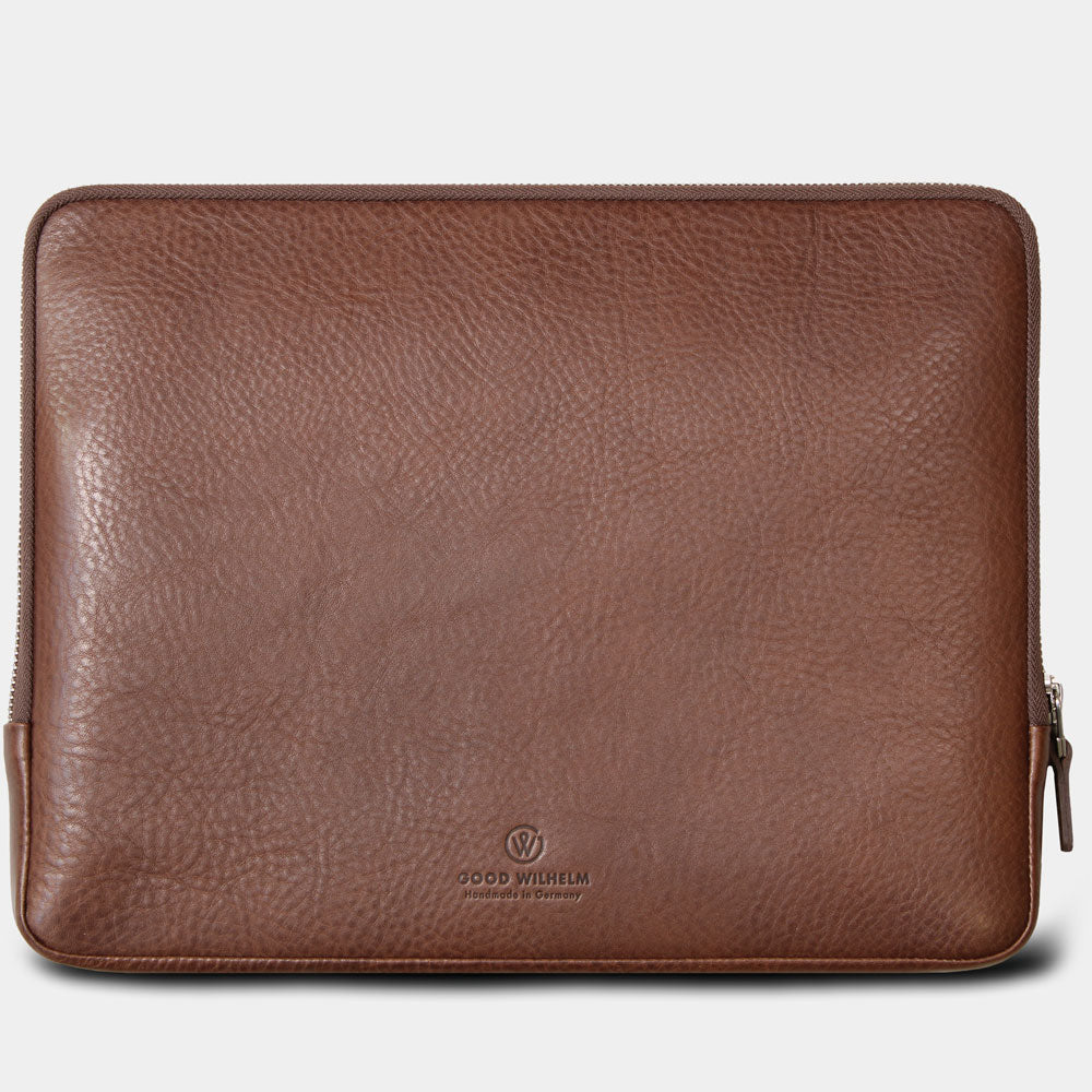 Freisteller und Rückansicht einer Macbook Pro Leder Hülle von Good Wilhelm in Chocolate Braun