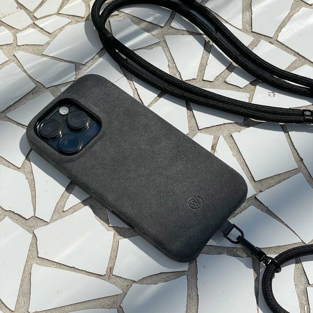 Good Wilhelm Handykette Handyband schwarz mit Reflektorstreifen und Alcantara Hülle auf Steinboden