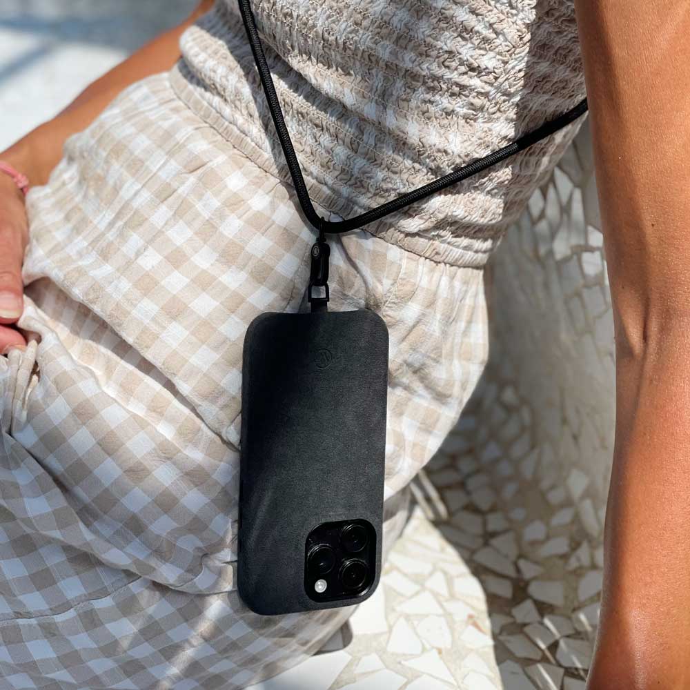 Good Wilhelm Handykette Handyband schwarz mit Reflektorstreifen und schwarzem Karabiner umgehängt mit Alcantara Hülle