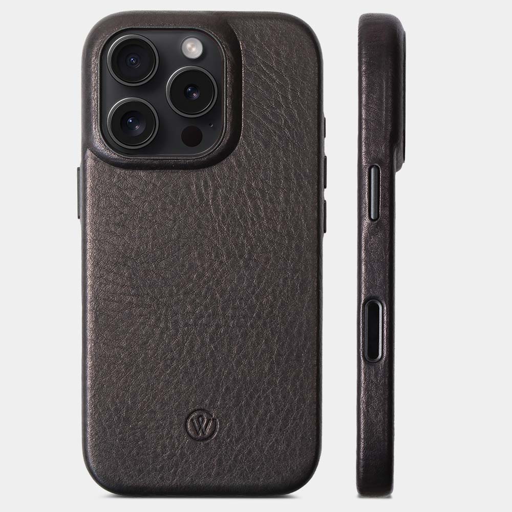 iPhone 16 Pro Hülle aus schwarzem Leder mit Kamerataste, vor weißem Hintergrund