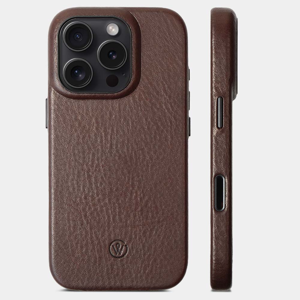 iPhone 16 Pro Hülle aus dunkel braunem Leder mit Kamerataste, vor weißem Hintergrund