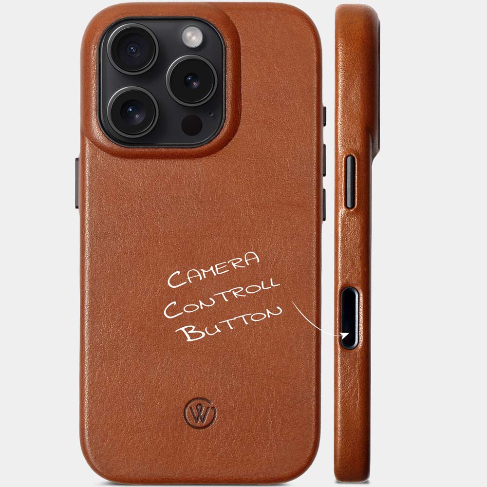 iPhone 16 Pro Hülle aus cognacfarbenem Leder mit seitlicher Kamerataste, vor weißem Hintergrund