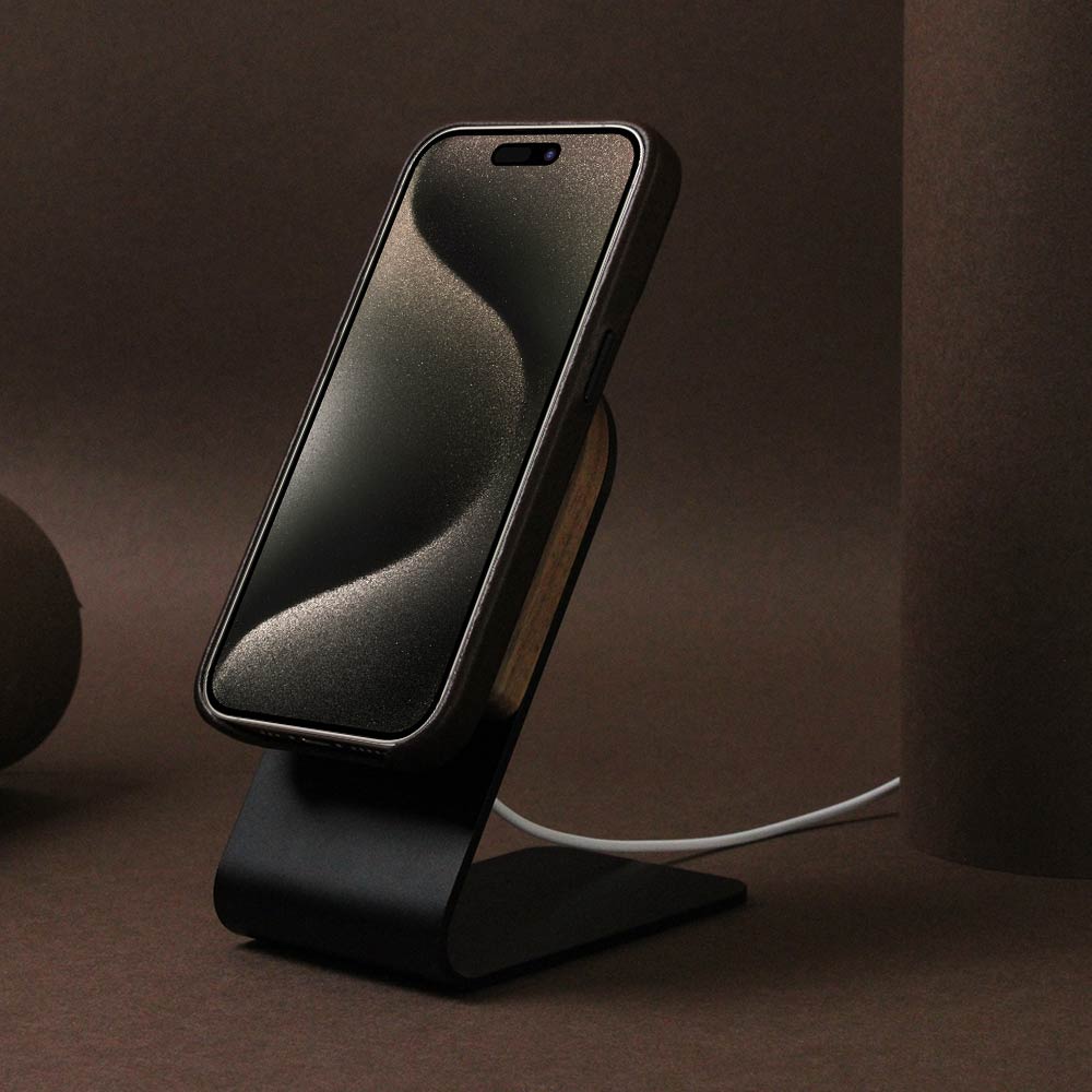 Hochwertige iPhone Hülle in Dunkelbraun ladend am Magsafeständer