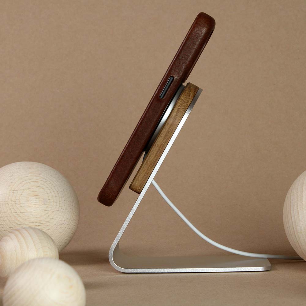 Hochwertige iPhone Hülle aus Leder ladend an einem MagSafe