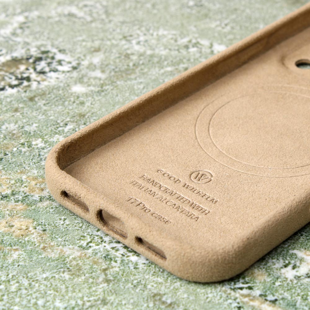 iPhone 17 Pro Alcantarahülle Baltic Sand – ringsum geschlossen mit 360 Grad Rundumschutz, Premium Alcantara Hülle von Good Wilhelm, auch als iPhone 17 Pro Max Alcantarahülle