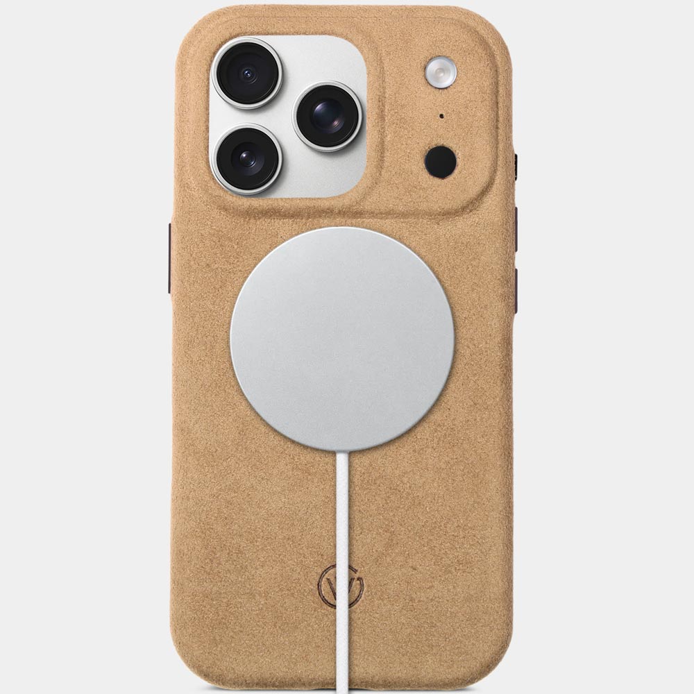 iPhone 17 Pro Alcantarahülle Baltic Sand – Vorderseite mit MagSafe Ladegerät, MagSafe kompatible Premium Alcantara Hülle von Good Wilhelm, auch für iPhone 17 Pro Max