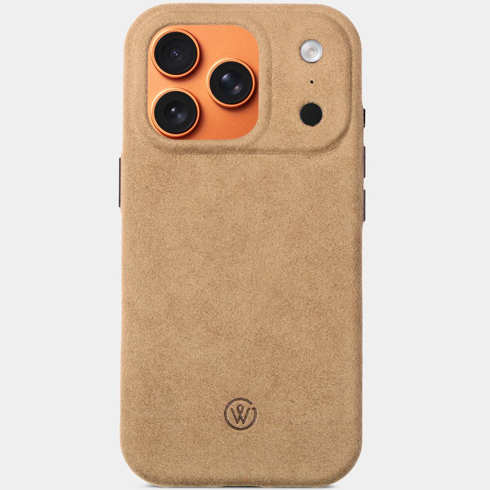 iPhone 17 Pro Alcantarahülle Baltic Sand von Good Wilhelm – Vorderseite mit iPhone, hochwertige Premium Alcantara Case, auch als iPhone 17 Pro Max Alcantarahülle erhältlich