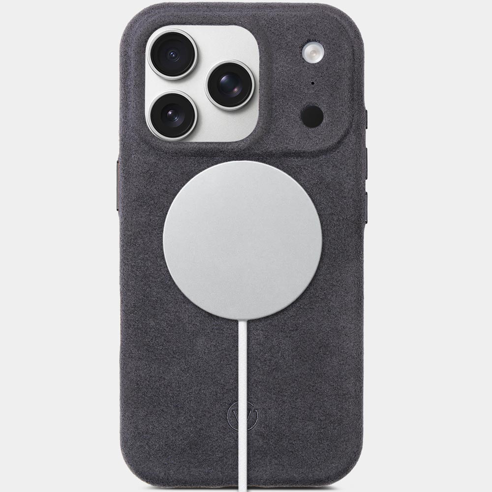 iPhone 17 Pro Alcantarahülle Charcoal Grey – Vorderseite mit MagSafe Ladegerät, hochwertige Alcantara Schutzhülle von Good Wilhelm, auch für iPhone 17 Pro Max kompatibel
