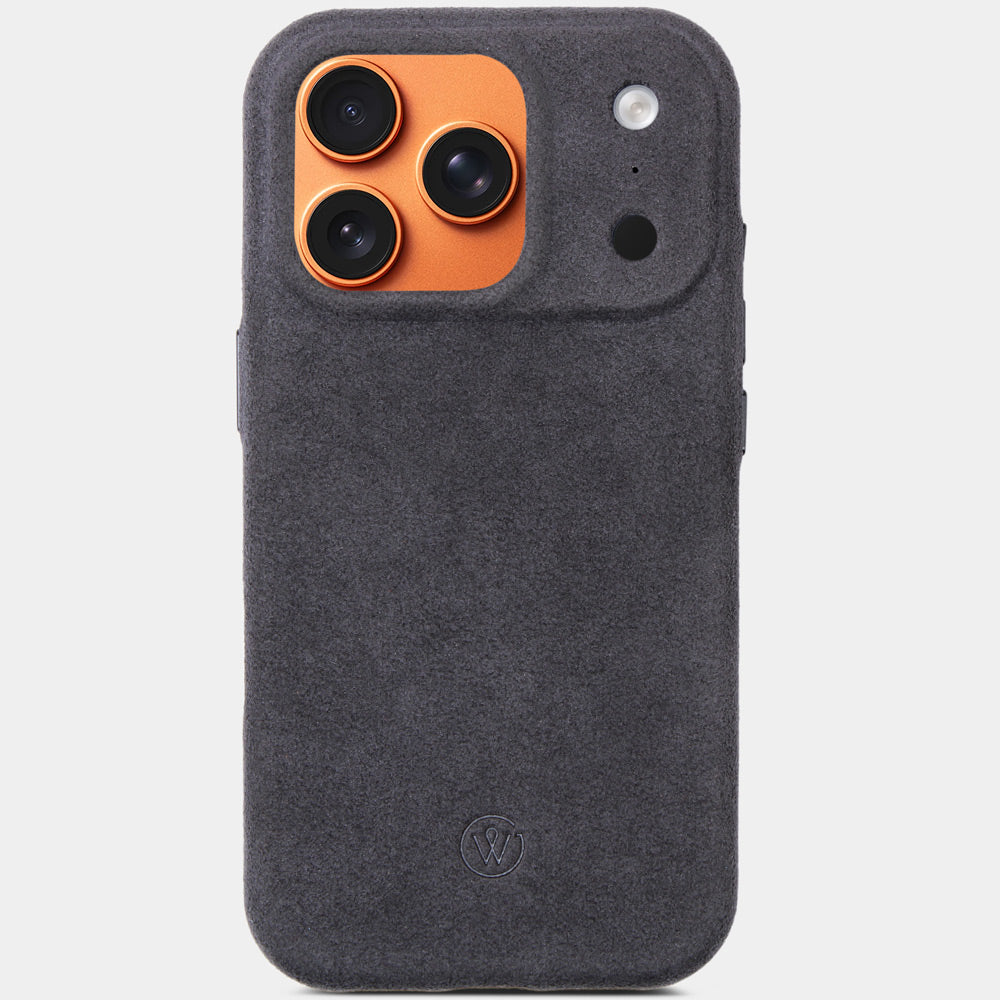 iPhone 17 Pro Alcantarahülle Baltic Sand von Good Wilhelm – Vorderseite mit iPhone, hochwertige Premium Alcantara Case, auch als iPhone 17 Pro Max Alcantarahülle erhältlich