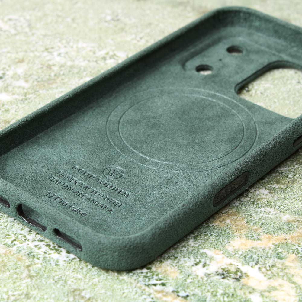 iPhone 17 Pro Alcantarahülle Imperial Green – Alcantara Schutzhülle mit 360 Grad Rundumschutz, ringsum geschlossenes Premium Case von Good Wilhelm, auch als iPhone 17 Pro Max Alcantarahülle erhältlich