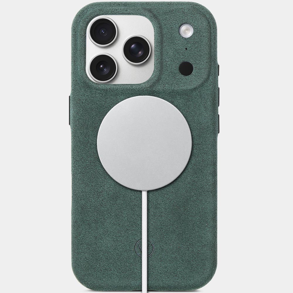 iPhone 17 Pro Alcantarahülle Imperial Green – verstärkter Kameraschutz mit optimalem Ausschnitt, hochwertige Schutzhülle von Good Wilhelm, auch für iPhone 17 Pro Max geeignet