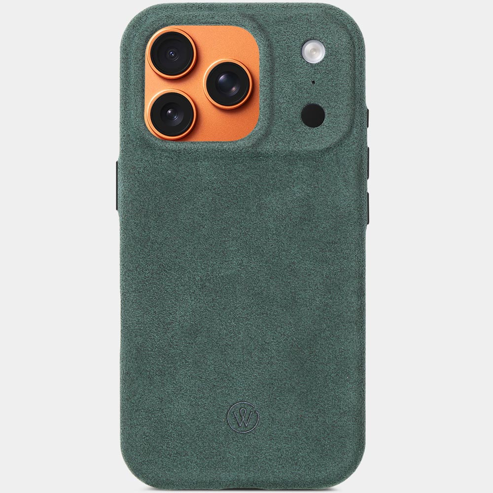 iPhone 17 Pro Alcantarahülle Imperial Green – Vorderseite mit iPhone, Premium Alcantara Hülle von Good Wilhelm, auch passend als iPhone 17 Pro Max Alcantarahülle