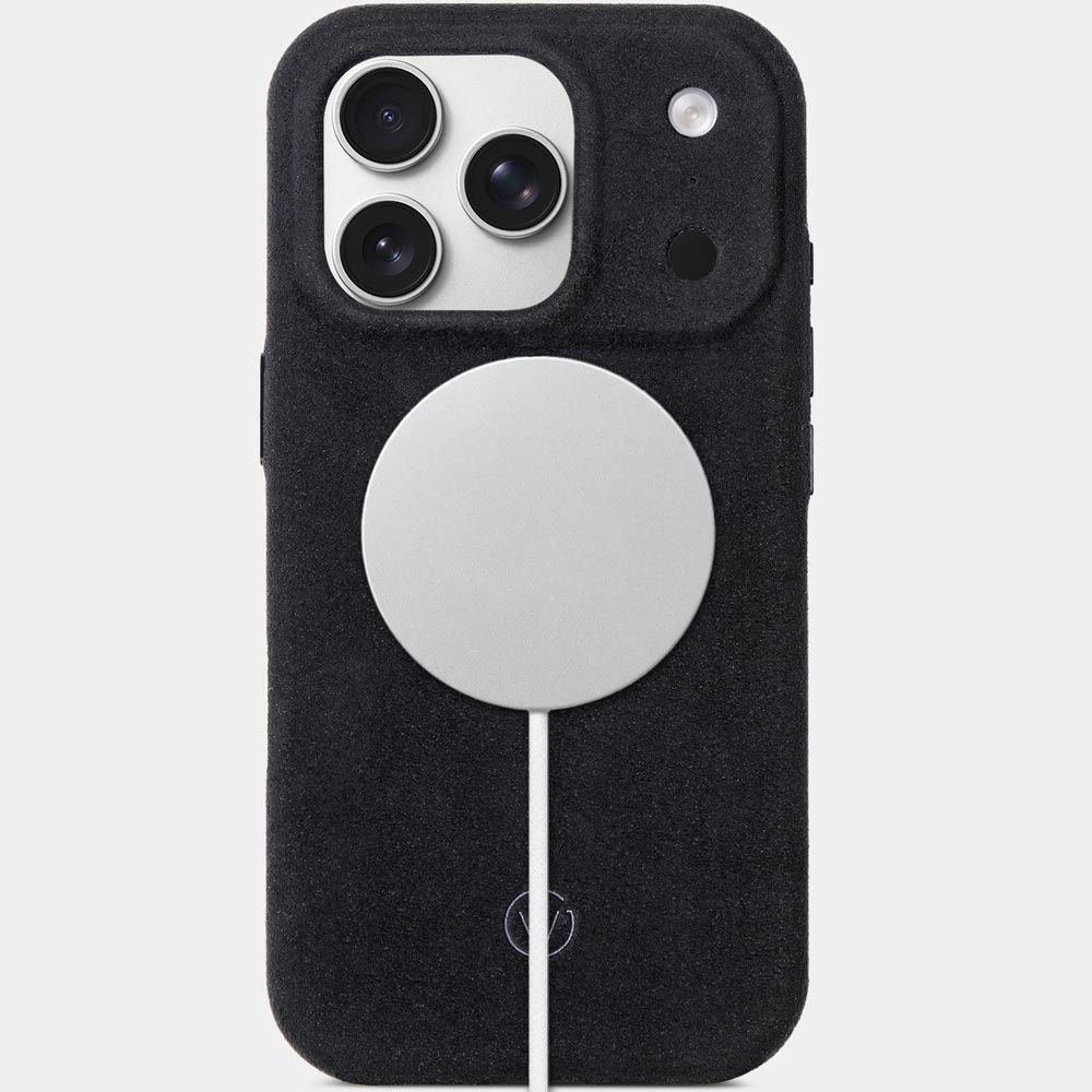 iPhone 17 Pro Alcantarahülle Midnight Black – Vorderseite mit MagSafe Ladegerät, edle Alcantara Hülle von Good Wilhelm, auch passend als iPhone 17 Pro Max Alcantarahülle