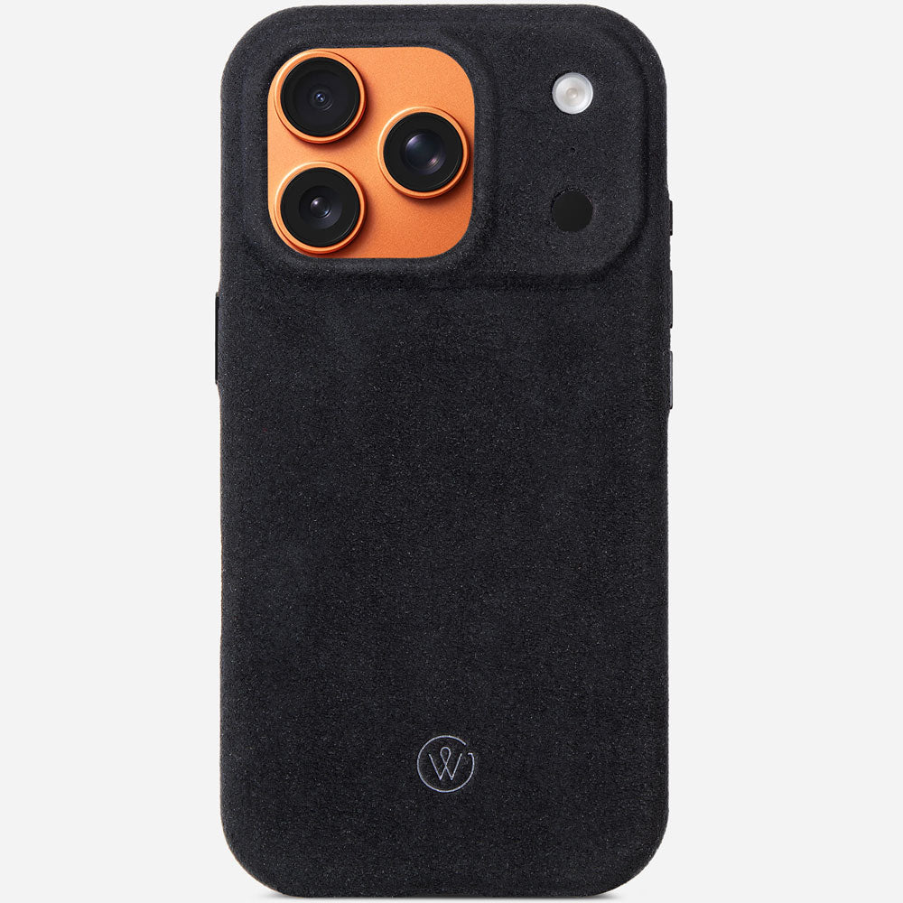 iPhone 17 Pro Alcantarahülle Midnight Black – Vorderseite mit iPhone, edle Schutzhülle von Good Wilhelm, kompatibel mit iPhone 17 Pro Max