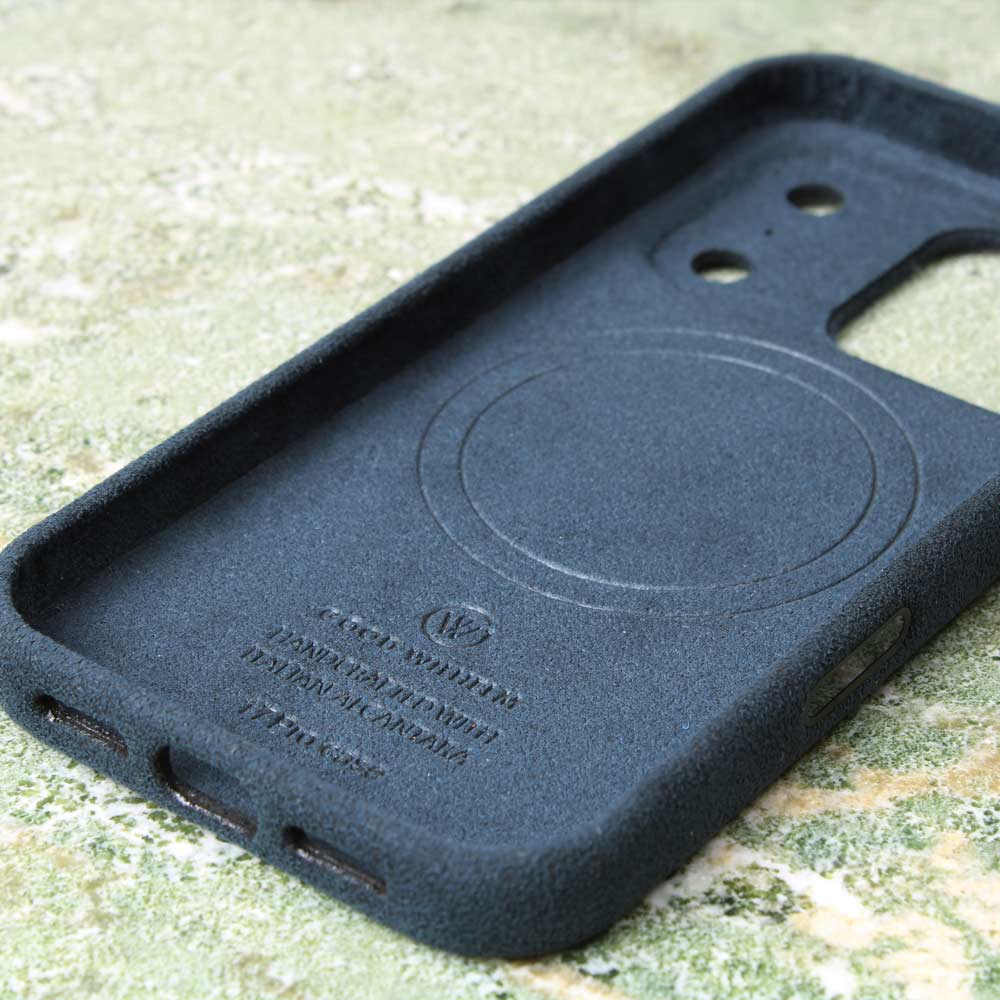 iPhone 17 Pro Alcantarahülle Nordic Blue – ringsum geschlossen mit 360 Grad Schutz, hochwertige Good Wilhelm Schutzhülle, auch für iPhone 17 Pro Max Alcantarahülle geeignet