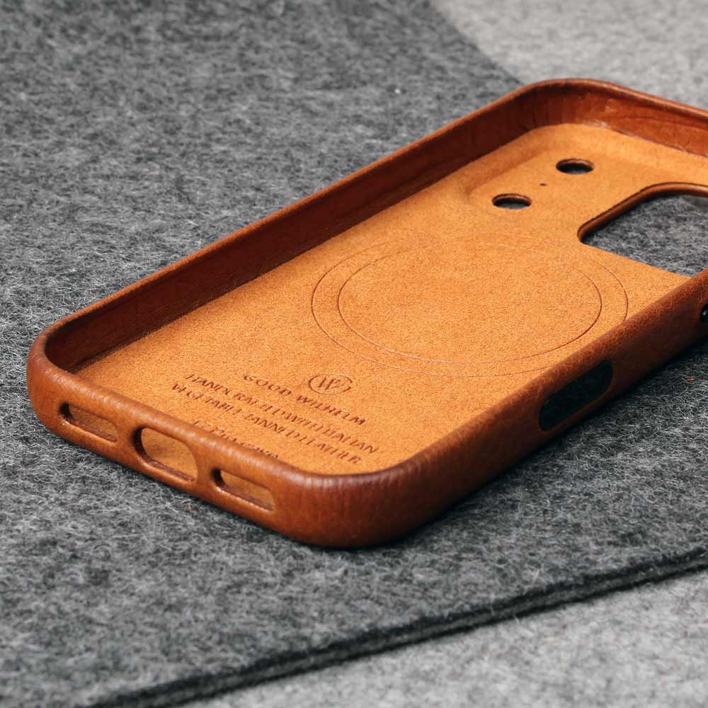 iPhone 17 Pro Hülle Leder Cognac Braun – auf Filz mit 360 Grad Rundumschutz, hochwertige Premium Schutzhülle von Good Wilhelm, auch für iPhone 17 Pro Max geeignet