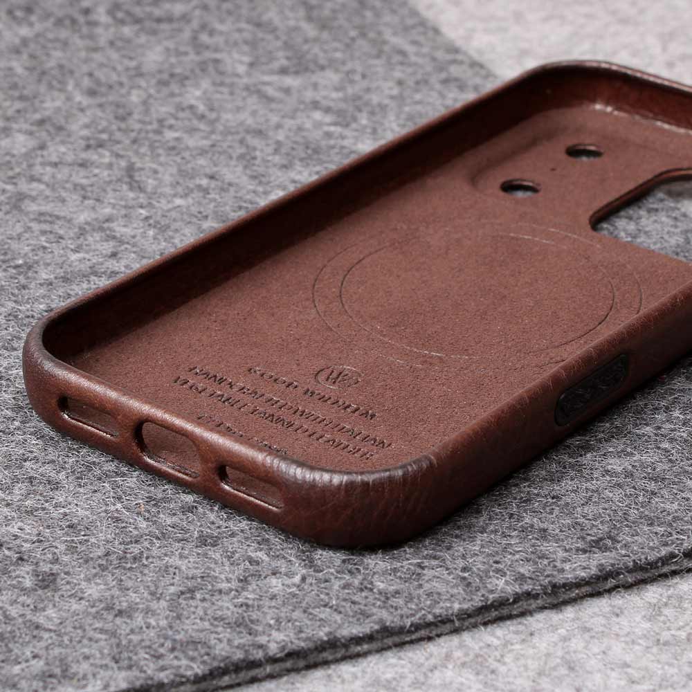 iPhone 17 Pro Hülle Leder Chocolate Braun – auf Filz präsentiert mit 360 Grad Rundumschutz, Premium Echtlederhülle von Good Wilhelm, auch als iPhone 17 Pro Max Hülle Leder