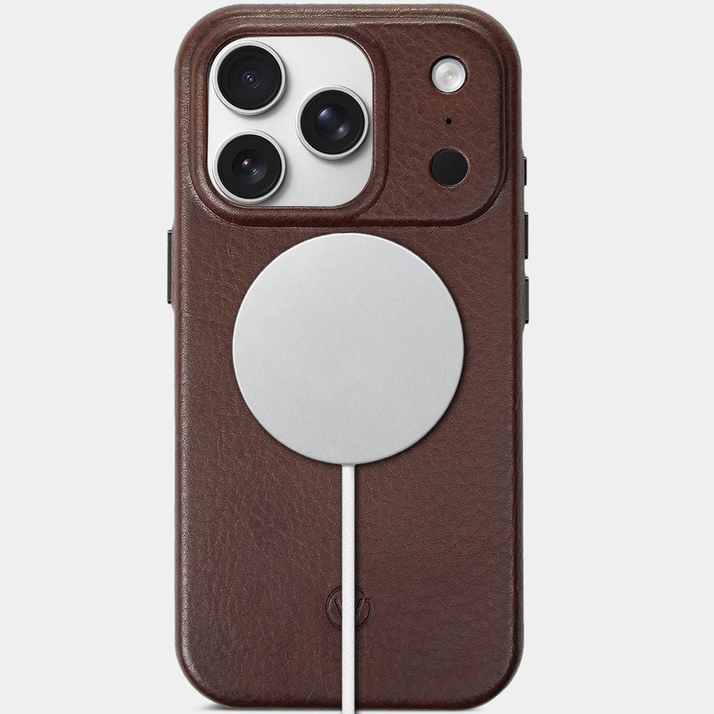 iPhone 17 Pro Hülle Leder Chocolate Braun – Vorderseite mit MagSafe Ladegerät, Premium Lederhülle von Good Wilhelm, auch für iPhone 17 Pro Max geeignet