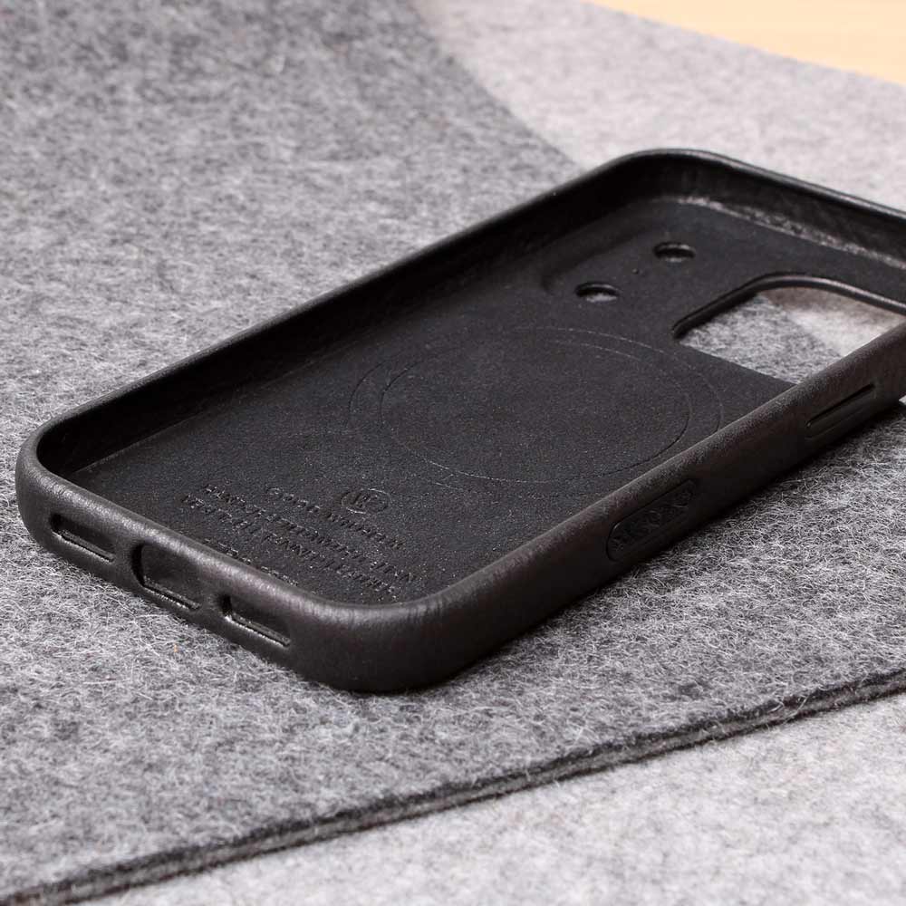 iPhone 17 Pro Hülle Leder Schwarz – auf Filz mit 360 Grad Rundumschutz, edle Echtlederhülle von Good Wilhelm, kompatibel mit iPhone 17 Pro Max
