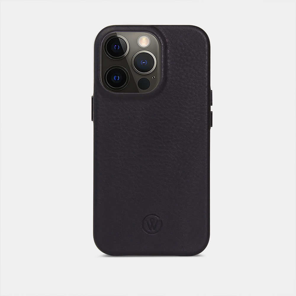 Hochwertige iPhone Hülle aus Leder in Schwarz vor weißem Hintergrund