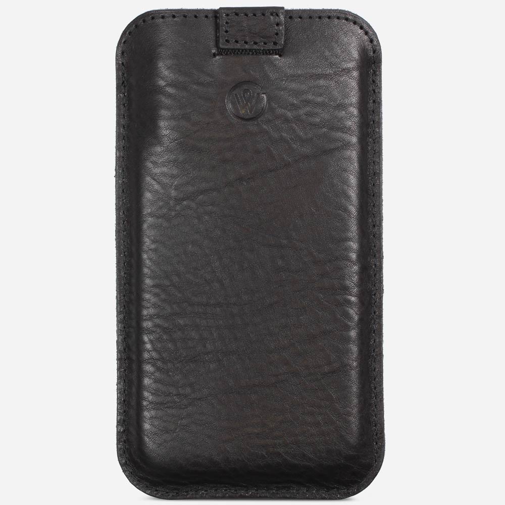 Minimalistisches iPhone Leder Sleeve in Schwarz von Good Wilhelm – Handgefertigte iPhone Hülle aus pflanzlich gegerbtem Leder mit Soundholes für optimalen Klang und praktischer Ziehhilfe.
