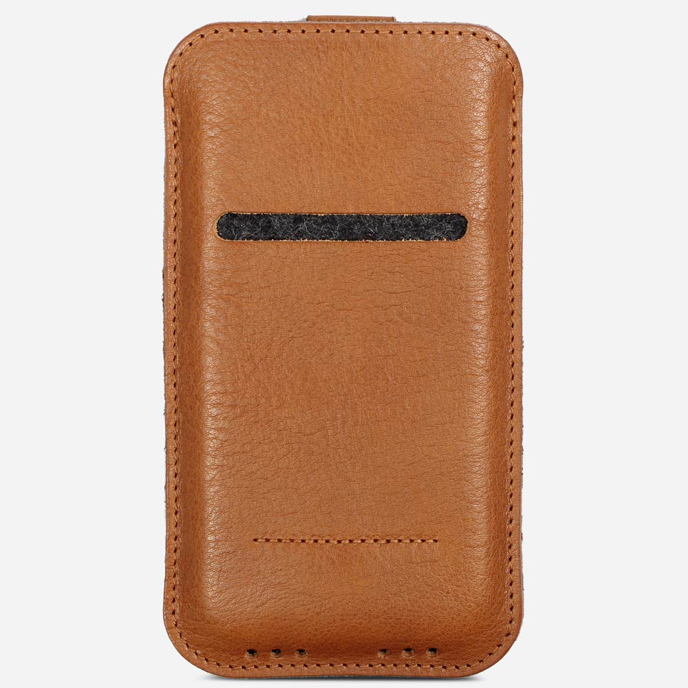 Hochwertiges iPhone Leder Sleeve von Good Wilhelm in Cognac Braun – edle pflanzlich gegerbte iPhone Hülle mit Kartenschlitz für Geldscheine und Kreditkarten, innen mit weichem Wollfilz gefüttert.