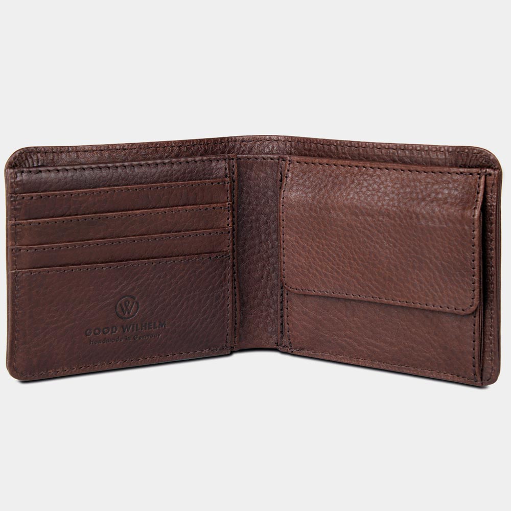 Aufgeklapptes Portemonnaie aus pflanzlich gegerbtem Leder in Chocolate-Braun mit Kartenfächern auf weißem Hintergrund