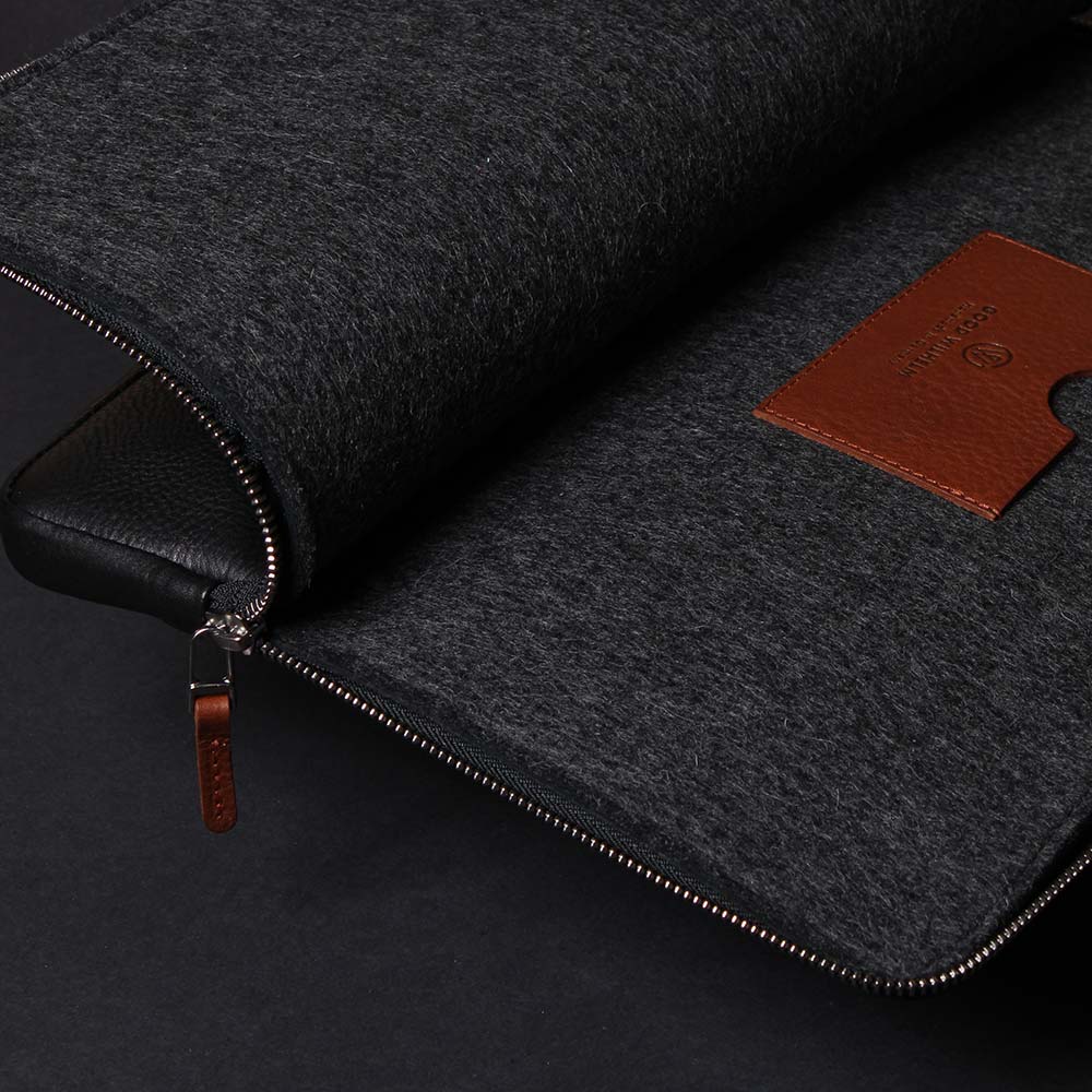 Aufgeklappte Leder Macbook Hülle mit Filz im Inneren