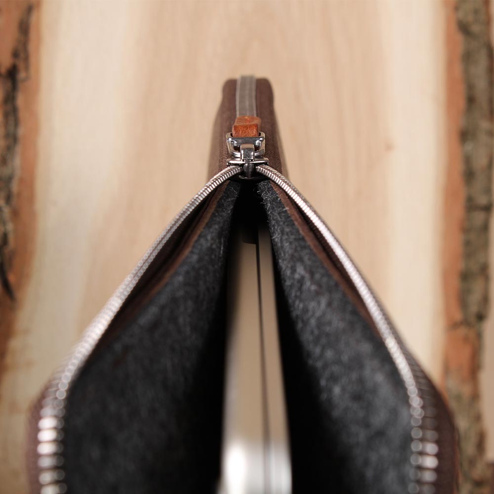 Aufgeklappte Macbook Hülle aus Ledre mit Reißverschlussschutz