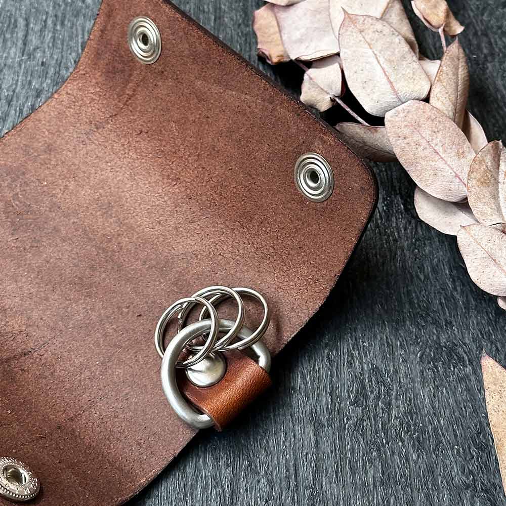 Schlüsseletui aus Leder in Chocolate Braun mit Schlüsselring aus Edelstahl