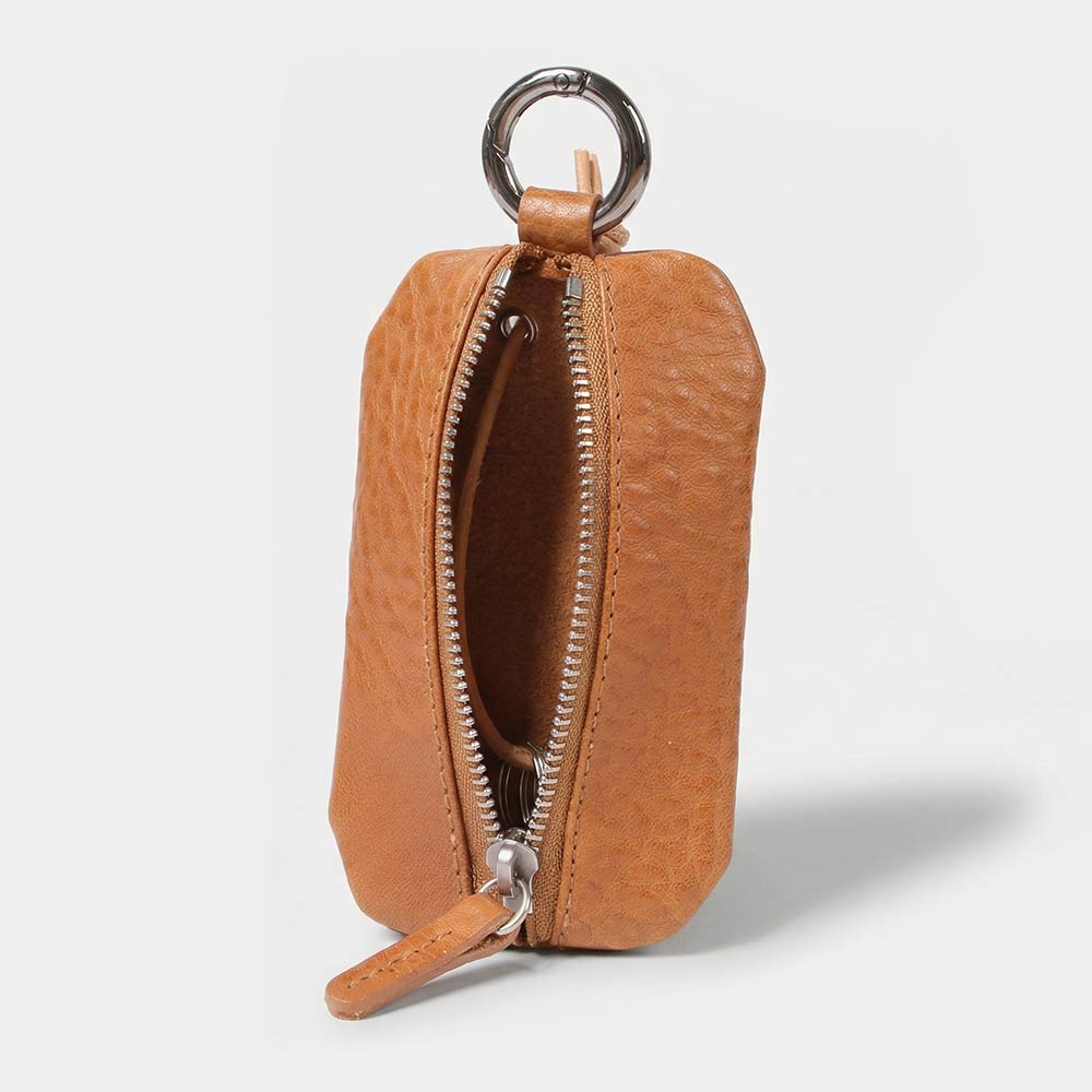 Schlüsseltasche aus Leder in Cognac von Good Wilhelm in Frontansicht mit dezenter Logoprägung