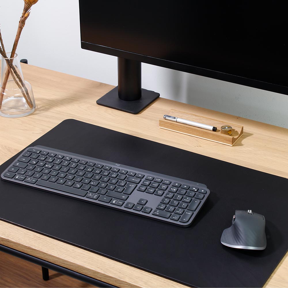 Schreibunterlage aus schwarzem leder auf Holztisch