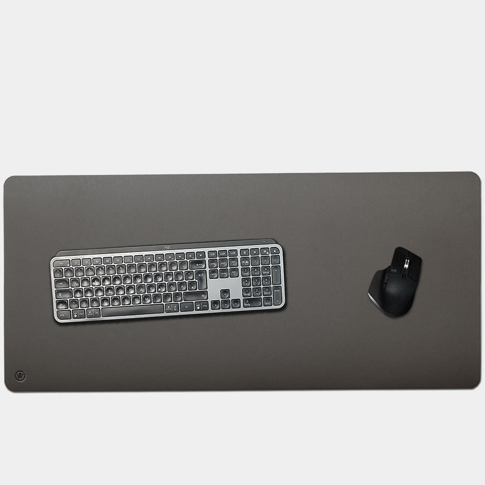 Schreibtischunterlage aus Linoleum und Kork in der Farbe Mauve von Goodwilhelm