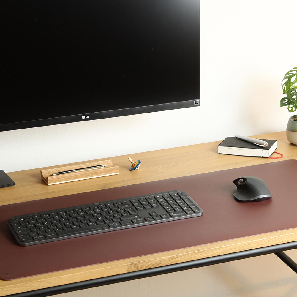 Schreibtischunterlage aus Linoleum und Kork in der Farbe Burgundy von Good Wilhelm