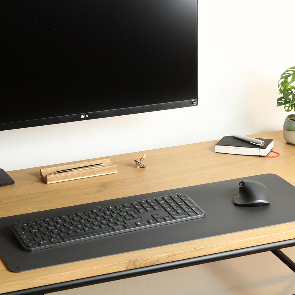 Nachhaltige Schreibtischunterlage aus Linoleum und Kork von Goodwilhelm