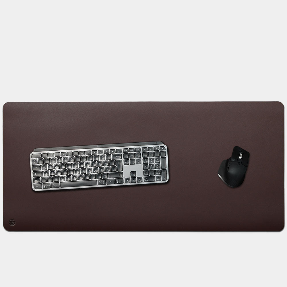 Schreibtischunterlage aus Linoleum und Kork in der Farbe Burgundy von Goodwilhelm