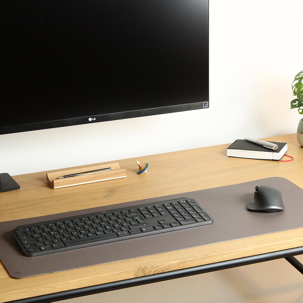 Schreibunterlage aus Linoleum und Kork in der Farbe Mauve von Good Wilhelm